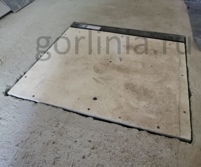 Люк в новом коробе в напольном отверстии