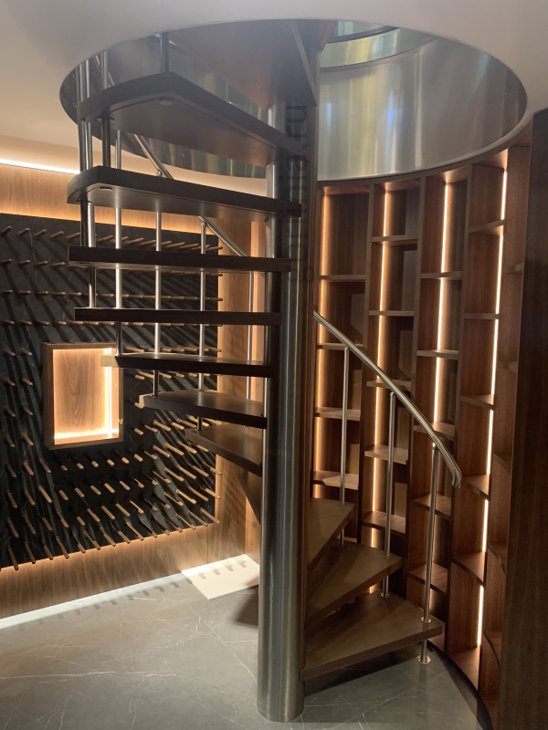 Спирально-винтовая лестница в подвал с горловиной под напольный люк